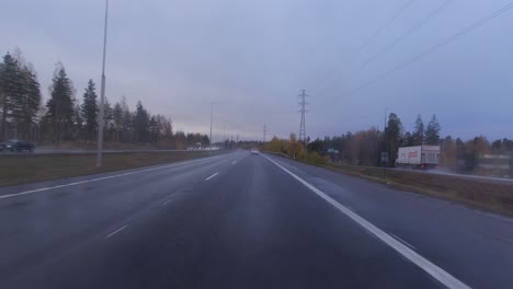 Pov-Shot-Unterwegs-Entlang-Der-Nassen-Autobahn-Mit-Wenigen-Autos-Auf-Der-Straße