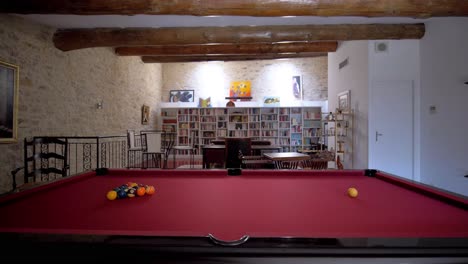 Sala-De-Recreo-Con-Mesa-De-Billar-Y-Biblioteca-Propiedad-Vintage-Uchaud-Sur-De-Francia