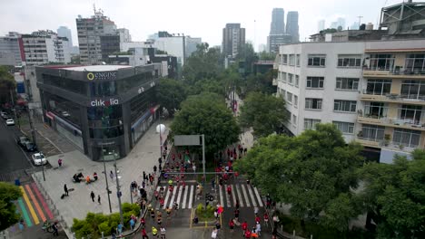 Frontale-Drohnenaufnahme-Der-Läufer-Des-Mexico-City-Marathons-In-Polanco-Auf-Dem-Weg-Zur-Ziellinie-Auf-Der-Avenida-Mazaryk