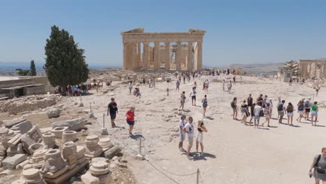 Atestada-Acrópolis-De-Atenas-En-Un-Día-Soleado-Con-El-Templo-Del-Partenón-En-El-Fondo,-Tiro-Inclinado-Hacia-Arriba