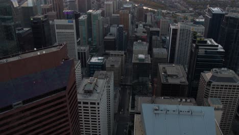 Vista-Aérea-Con-Vistas-A-Los-Rascacielos-En-El-Centro-De-Calgary,-Noche-De-Otoño-En-Alberta,-Canadá