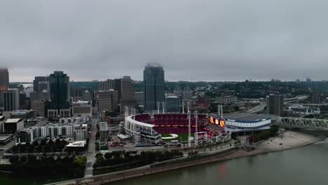 Luftbild-Weg-Vom-Great-American-Ball-Park-Und-Der-Skyline-Von-Cincinnati,-Düsterer-Tag-Mit-Niedrigen-Wolken-In-Den-USA---Drehen,-Zurückziehen,-Drohnenschuss