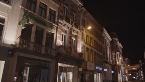 Inclinar-Hacia-Abajo-El-Distrito-Comercial-De-Gante,-Bélgica-Por-La-Noche