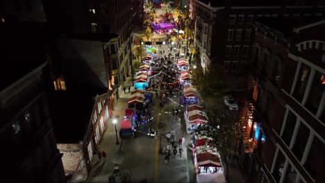 Vista-Aérea-Sobre-La-Calle-East-5th-Iluminada-En-El-Centro-De-Cincinnati,-EE.UU.,-Durante-El-Festival-De-Las-Luces-Parpadeante---Inclinación,-Disparo-De-Drones