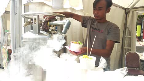 Taza-De-Pan-Bañado-En-Nitrógeno-Líquido