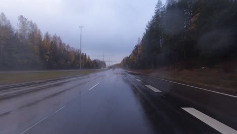 Auf-Der-Autobahn-Fahren-Und-Auf-Nasser-Fahrbahn-Unter-Einer-Brücke-Durchfahren