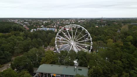 Toma-Aérea-De-La-Rueda-De-La-Fortuna-En-Un-Día-De-Verano-En-Palanga,-Lituania