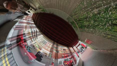 Hyperlapse-360-Kreisansicht-Von-Einheimischen,-Die-Tagsüber-Von-Der-MTR-Station-Kwun-Tung-Zum-Industriegebiet-In-Hongkong,-China,-Gehen