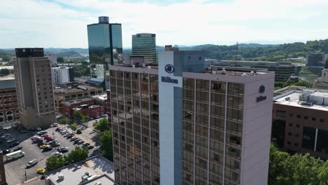 Hotel-Hilton-En-El-Centro-De-Knoxville,-Soleado,-Día-De-Verano-En-Tennessee,-Ee.uu.---Vista-Aérea