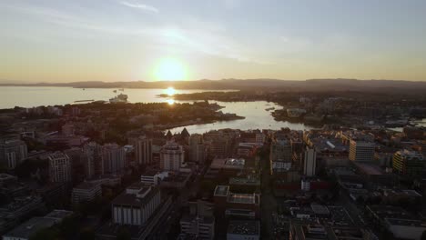 Vista-Aérea-Sobre-El-Paisaje-Urbano-De-Victoria-West,-Puesta-De-Sol-En-Bc,-Canadá---Reversa,-Disparo-De-Drones