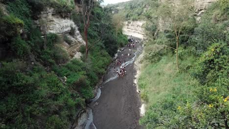 Luftdrohnenansicht-Einer-Gruppe-Von-Wanderern,-Die-Eine-Wanderung-In-Den-Bergen-Kenias-Genießen