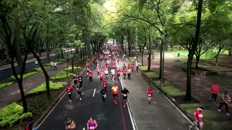 Frontaler-Drohnenschuss-Der-Läufer-Des-Marathons-Der-Stadt-Mexiko,-Während-Sie-Die-Avenue-Paseo-De-La-Reforma-Laufen