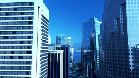 Vancouver-Vuelo-De-Drones-Aéreos-Sobre-La-Calle-Burrard-En-Un-Día-Soleado-Y-Caluroso-De-Otoño-Cielo-Azul-Claro-árboles-Verdes-Frente-Al-Mar-Tranquilo-En-Las-Costas-Del-Norte-De-Vancouver-Con-Vistas-A-Hoteles-Oficinas-Plantas-Exuberantes-4-5