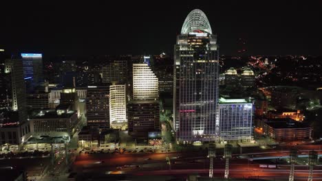 Vista-Aérea-Alrededor-De-La-Gran-Torre-Americana-Y-El-Horizonte-Nocturno-De-Cincinnati,-Estados-Unidos