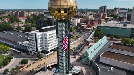 Bandera-Del-Día-De-La-Independencia-En-La-Torre-Sunsphere-En-Knoxville,-Ee.uu.---Vista-Aérea