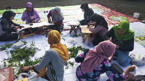 Eine-Reihe-Von-Frauen-Stellen-Umweltfreundliche-Batik,-Ökoprint-Her