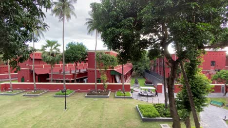 Toma-Vertical-Hacia-Arriba-Del-Museo-De-La-Cárcel-De-Alipore-Tomada-Desde-El-Interior-Durante-El-Día