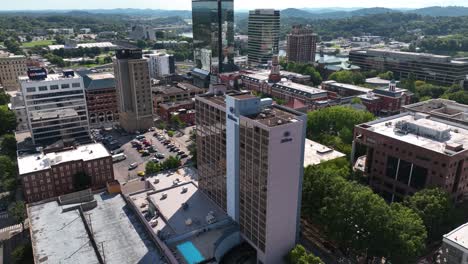 Vista-Aérea-Lejos-Del-Hotel-Hilton-Sobre-El-Centro-De-La-Ciudad,-Soleado,-Día-De-Verano,-En-Knoxville,-Ee.uu.---Rotación,-Retroceso,-Disparo-De-Drones