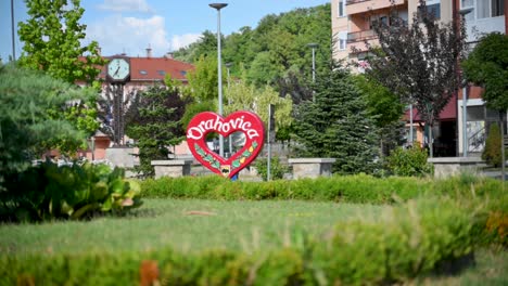 Stadt-Orahovica-Zentrum,-Herz-Mit-Der-Inschrift-Der-Stadt-In-Der-Mitte