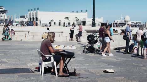 Músico-Tocando-El-Teclado-En-Commerce-Plaza-Lisboa-Mientras-La-Gente-Pasa