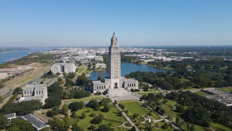 Kapitolgebäude-In-Der-Innenstadt-Von-Baton-Rouge,-Louisiana-Luftverfolgung-Rechts