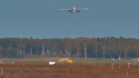 Flugzeuge-Starten-Vom-Flughafen