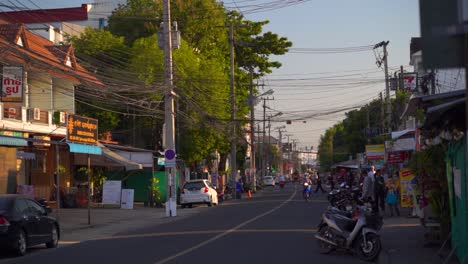 Paisaje-De-La-Calle-Al-Atardecer-Con-Gente-Y-Bicicletas-En-Cámara-Lenta