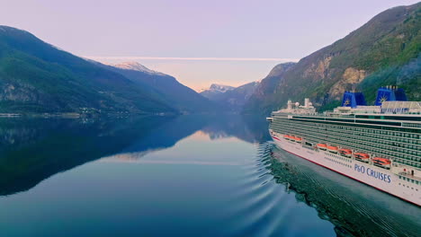 Toma-Aérea-De-Drones-De-Un-Crucero-Gigante-P-Y-O-Navegando-En-El-Fiordo-Noruego-En-Llamas,-Noruega-Con-Cordillera-A-Ambos-Lados-Durante-El-Día