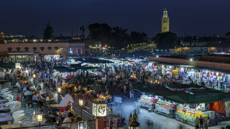 Vista-Sobre-La-Concurrida-Plaza-Central-De-Jemaa-El-Fna-En-Marrakech-Desde-La-Hora-Azul-Hasta-La-Noche,-4k-Timelapse