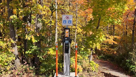 Dolly-In-Auf-Elektrofahrzeug-EV-Ladegerät-In-Der-Natur-Im-Freien-Im-Herbst-Herbst-Leuchtende-Farben-Wald-Kein-Parken,-Es-Sei-Denn,-Es-Wird-Aufgeladen