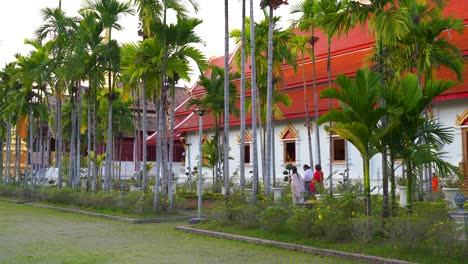 Group-of-tourists-walking-around-tropical-Temple-grounds-in-Thailand