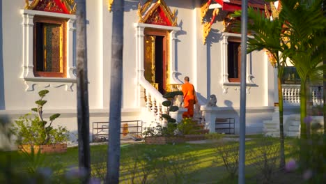 Orange-Gekleideter-Mönch,-Der-In-Chiang-Mai-Thailand-In-Das-Tempelgebäude-Geht