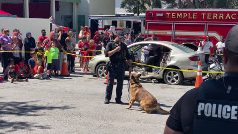 Un-Espectáculo-De-Demostración-Policial-Frente-A-La-Estación-De-Bomberos-De-Temple-Terrace,-Florida,-Con-Una-Multitud-De-Adultos-Y-Niños-En-Un-Evento-De-Seguridad-E-Incendios