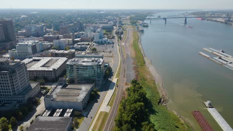 Río-Mississippi-Y-El-Centro-De-Baton-Rouge,-Louisiana-Seguimiento-Aéreo-A-La-Derecha