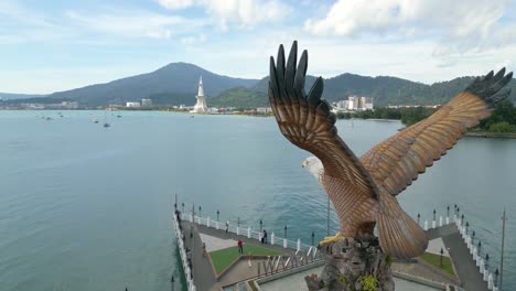 Toma-Aérea,-Estatua-De-Dataran-Lang-O-Estatua-De-águila-Langkawi-Con-Mar-Y-Montaña