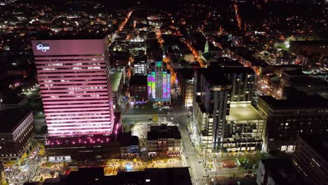 Vista-Aérea-Alrededor-De-Las-Calles-Iluminadas-Del-Centro-De-Cincinnati,-Estados-Unidos,-Durante-El-Festival-De-Las-Luces