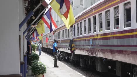 Turistas-Saliendo-Del-Tren-Y-Otros-Subiendo