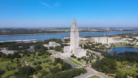 Edificio-Del-Capitolio-En-El-Centro-De-Baton-Rouge,-Louisiana-Seguimiento-Aéreo-A-La-Izquierda