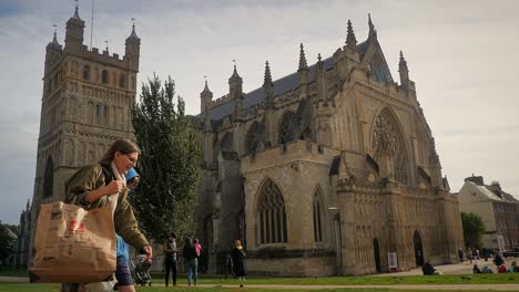 La-Gente-Se-Mezcla-Y-Deambula-Por-La-Histórica-Y-Ornamentada-Iglesia-Catedral-De-San-Pedro-En-Exeter,-Devon,-Reino-Unido,-En-Una-Ajetreada-Tarde-De-Sábado-A-Principios-De-Otoño