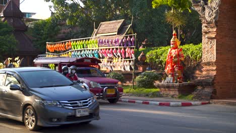 Typisches-Rotes-Songthaew,-Das-Auf-Der-Straße-In-Chiang-Mai-Geparkt-Ist