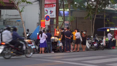 La-Gente-Local-Se-Reunió-En-Un-Puesto-De-Comida-Callejera-Típica-En-Chiang-Mai,-Tailandia