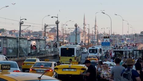 Estambul,-Turquía---09-De-Julio-De-2022:-Autos-Bloqueados,-Esperando,-En-Una-Calle,-En-Caos,-Durante-Un-Embotellamiento-En-Estambul,-En-Hora-Punta,-En-El-Centro-De-La-Ciudad-De-Estambul,-El-Principal-Centro-De-Transporte-De-Turquía