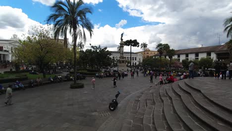 Lapso-De-Tiempo-Plaza-De-La-Independencia-Ocupada-Zona-Turística-Popular-En-Quito-Ecuador