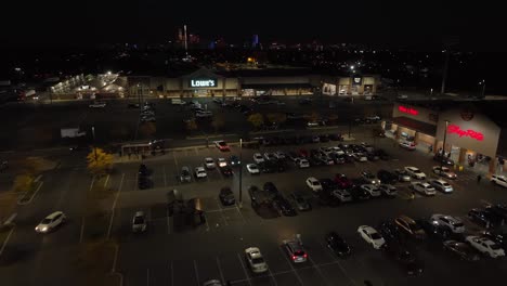 Einkaufszentrum-Plaza-Einzelhandelsgeschäfte-In-Der-Nacht