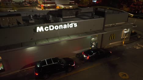 Mcdonald&#39;s-En-Coche-Por-La-Noche