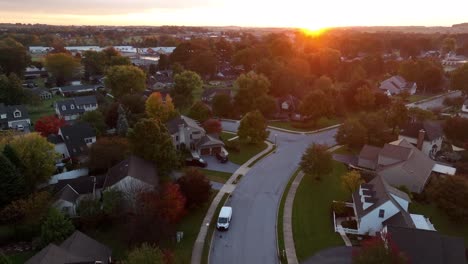 Casas-Suburbanas-En-Estados-Unidos-En-El-Amanecer-De-La-Hora-Dorada-Naranja