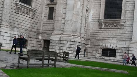 Lots-of-people-walking-towards-St-Paul's-Cathedral,-London,-United-Kingdom