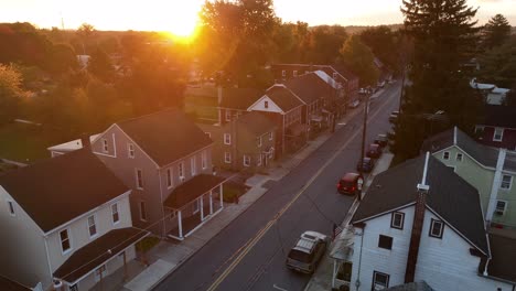 Alte-Amerikanische-Häuser-Entlang-Der-Straße-In-Der-Stadt-Bei-Sonnenaufgang