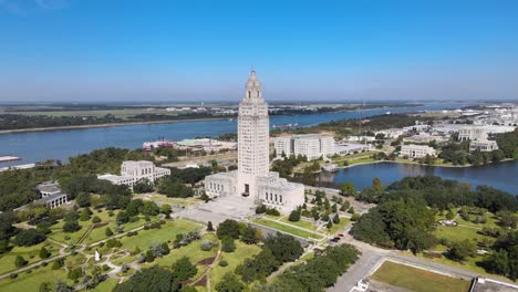 Kapitolgebäude-In-Der-Innenstadt-Von-Baton-Rouge,-Louisiana-Luftverfolgung-Links-Mit-Mississippi-River-Im-Hintergrund