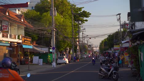 Paisaje-Típico-De-La-Calle-En-La-Carretera-Del-Sudeste-Asiático-Al-Atardecer